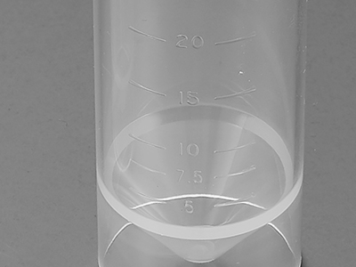 管體表面刻度清晰，方便觀察，準確度±2%